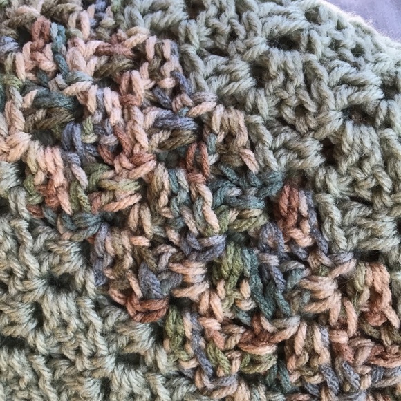 Gorgeous Vintage throw approx 66 x 46 inches green with pattern; versatile - Picture 3 of 7